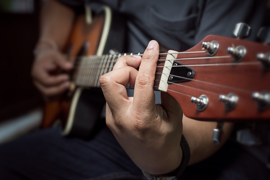 how to play a guitar for beginners